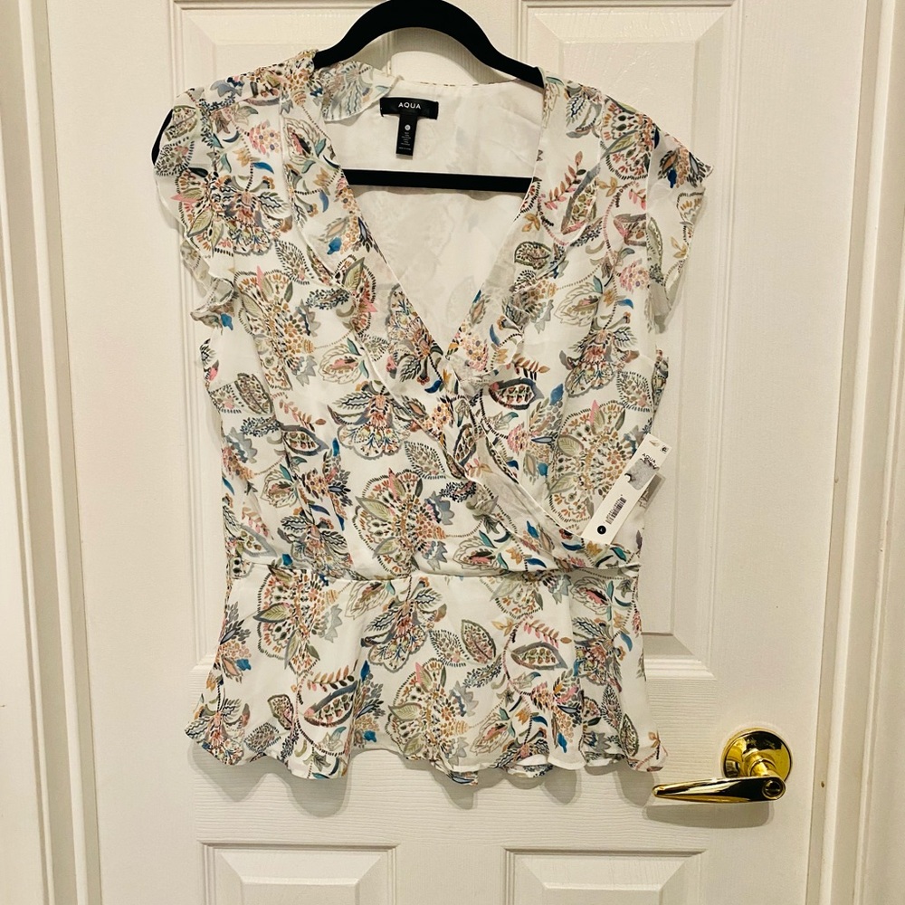AQUA Floral Ruffled Wrap Top White NWT New Small. Missing tie/belt - Picture 2 of 2